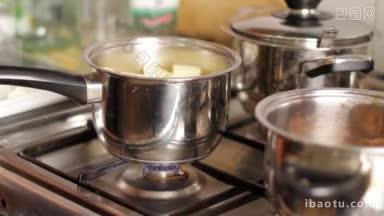 做饭用的黄油和土豆一起放在锅里